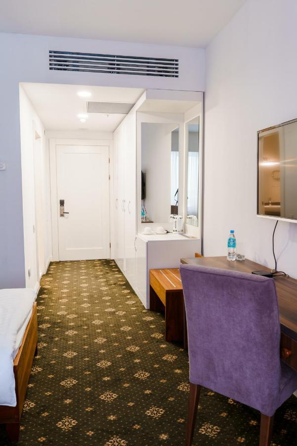 The Square Hotel Astana Bagian luar foto